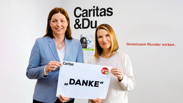 Caritas-Präsidentin Nora Tödtling-Musenbichler und „Funken Wärme“-Schirmherrin Barbara Stöckl danken allen Spendern der „Krone“-Hilfsaktion. (Bild: Klemens Groh, Krone KREATIV)