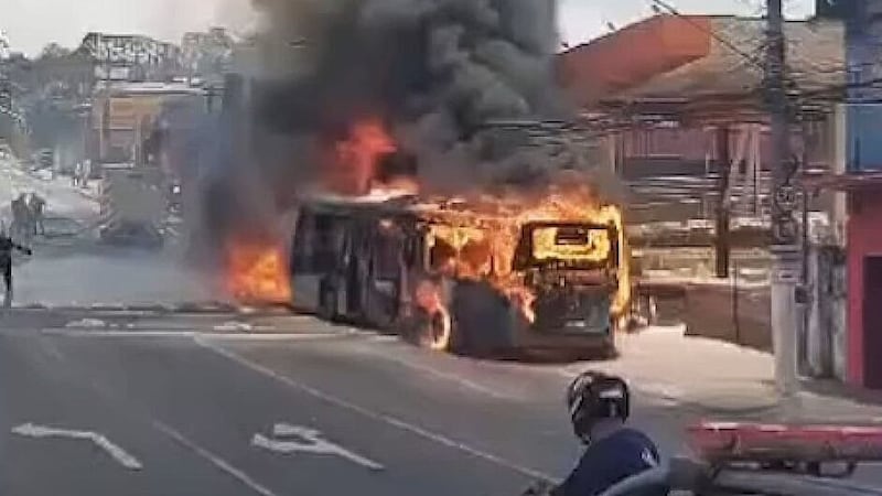 Der Linienbus brannte vollständig aus. (Bild: kameraOne)