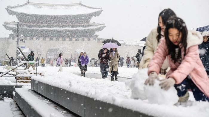 Schneemann-Bauen mitten im Zentrum von Seoul.