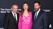 Ben Stiller wird oft mit Adam Sandler verwechselt. Hier posieren die beiden Hollywoodstars mit Sandlers Ehefrau Jackie. (Bild: APA/Getty Images via AFP/GETTY IMAGES/Paul Morigi)