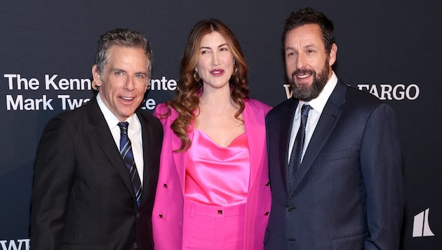 Ben Stiller is often mistaken for Adam Sandler. Here, the two Hollywood stars pose with Sandler's wife Jackie. (Bild: APA/Getty Images via AFP/GETTY IMAGES/Paul Morigi)