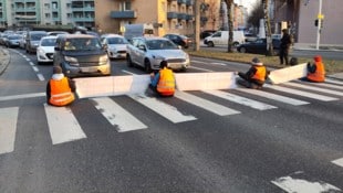 Eine Blockadeaktion der Klimakleber endete Ende Juli in Linz mit zwei Verletzten (Bild: Krone KREATIV)