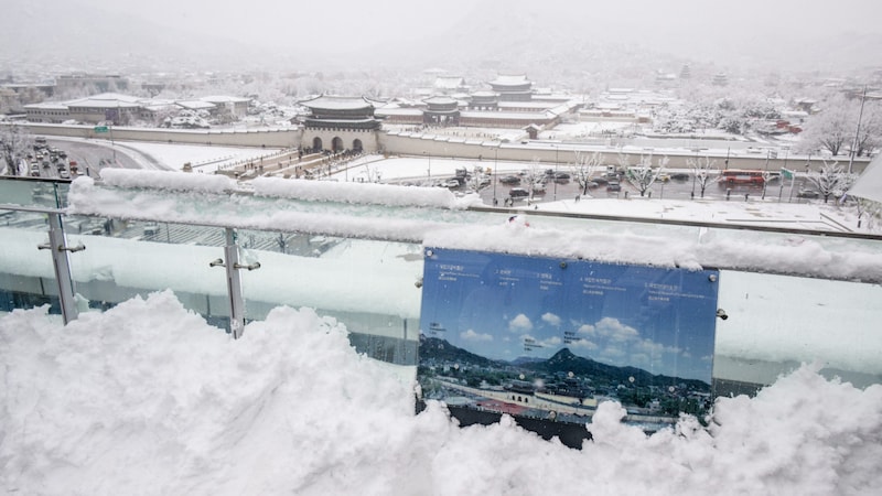 Alles versinkt im Schnee. (Bild: APA/AFP/ANTHONY WALLACE)