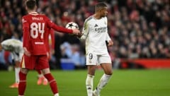 Für Kylian Mbappe (re.) war‘s am Mittwochabend an der Anfield Road zum Wegschauen. (Bild: APA/AFP/Oli SCARFF)