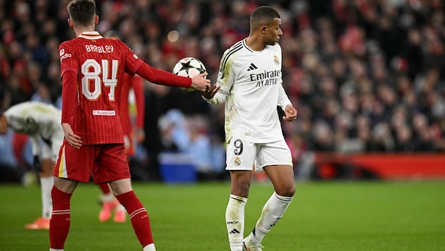 For Kylian Mbappe (right), it was time to look away at Anfield Road on Wednesday evening. (Bild: APA/AFP/Oli SCARFF)