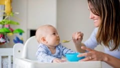 Die frühe Gabe von Beikost reduziert das spätere Allergierisiko des Babys. (Bild: stock.adobe.com/tomsickova)