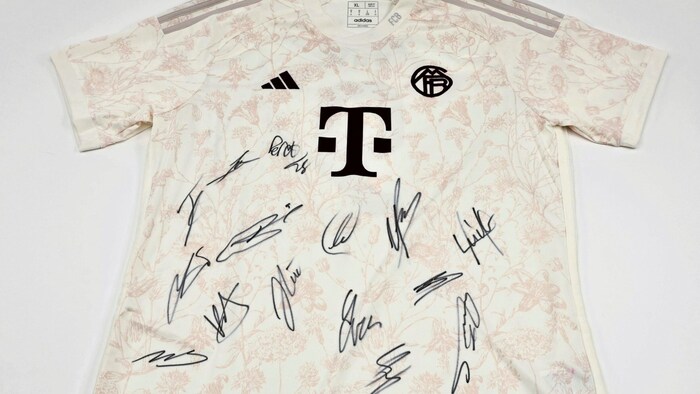Dieses Kane-Trikot wartet auf einen neuen Besitzer.
