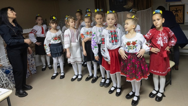 Schulmädchen im Luftschutzbunker eines Militärgymnasiums in Kiew (Bild: ASSOCIATED PRESS)