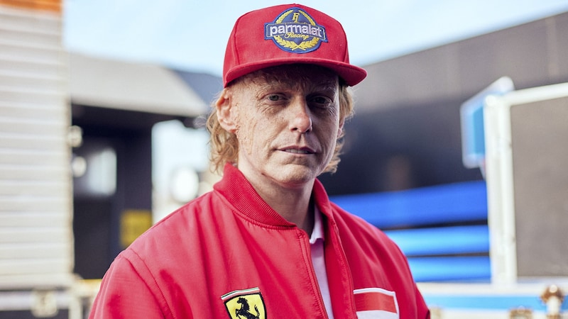 Niki Lauda (Johannes Heinrichs) hatte seine letzten Höhepunkte, als Senna sich in der Formel 1 erstmals bemerkbar machte. (Bild: Netflix)