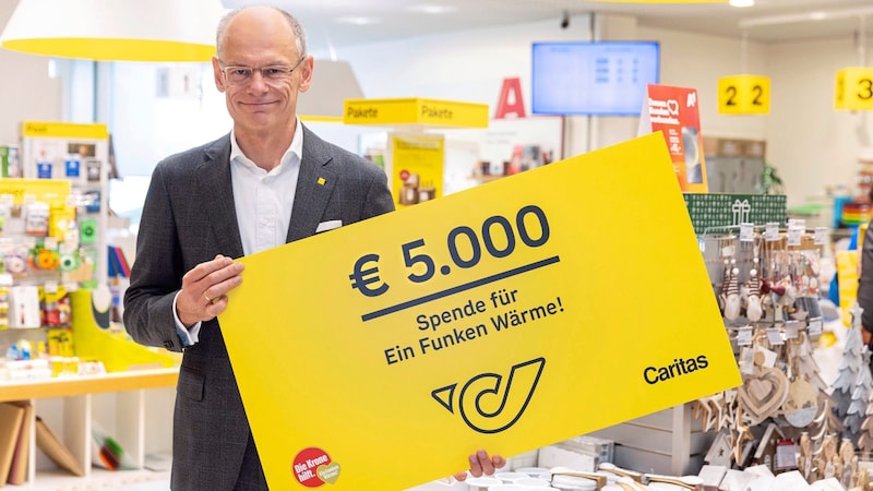 Post-Generaldirektor Walter Oblin mit dem Spendenscheck. (Bild: HOUDEK Photographie für Österreichische Post AG)