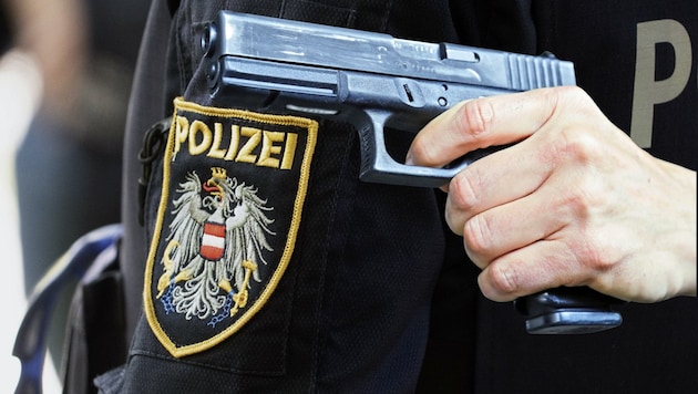 According to the father, lessons continued despite the announcement - with a police presence in the classrooms. (Bild: Krone KREATIV/Birbaumer C. Stock A)