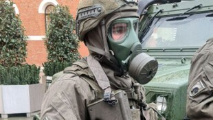 30.000 neue ABC-Schutzanzüge und 70.000 neue ABC-Schutzmasken erhalten die Soldatinnen und ...