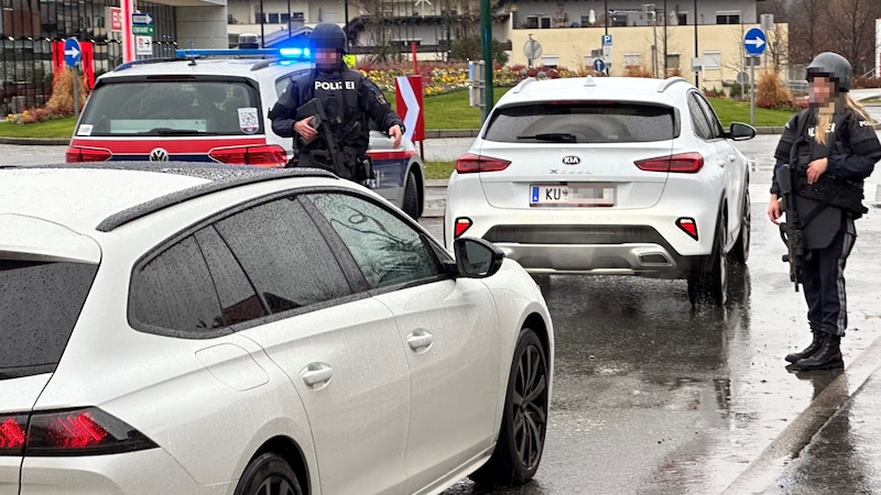 Nach dem Überfall in Kufstein wurde sofort eine Alarmfahndung in die Wege geleitet. (Bild: ZOOM Tirol/Krone KREATIV)