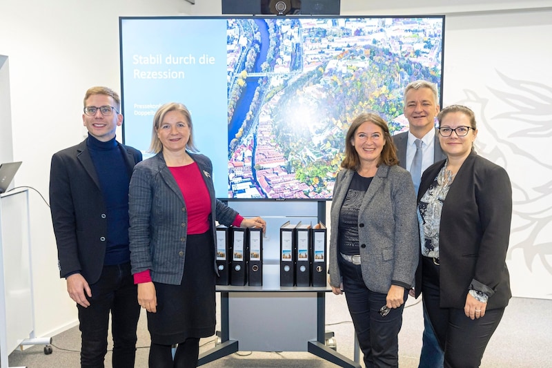 Präsentierten das Grazer Budget: Robert Krotzer, Judith Schwentner, Elke Kahr, Manfred Eber und Daniela Schlüsselberger (von links). (Bild: Foto Fischer, Graz)