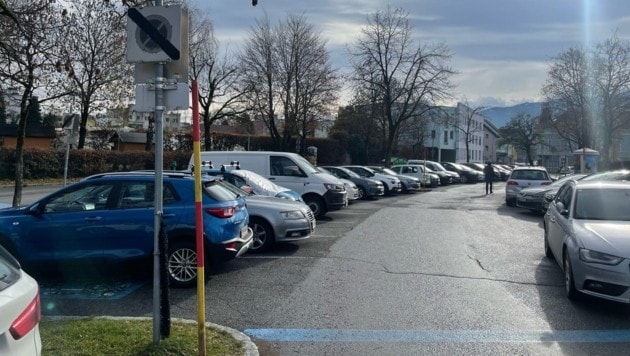 Der noch freie Teil des Parkplatzes bei der Friedensschule wird gebührenfplichtig. (Bild: Fister Katrin)