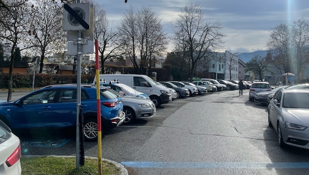 The part of the parking lot at the Friedensschule that is still free will be subject to charges. (Bild: Fister Katrin)