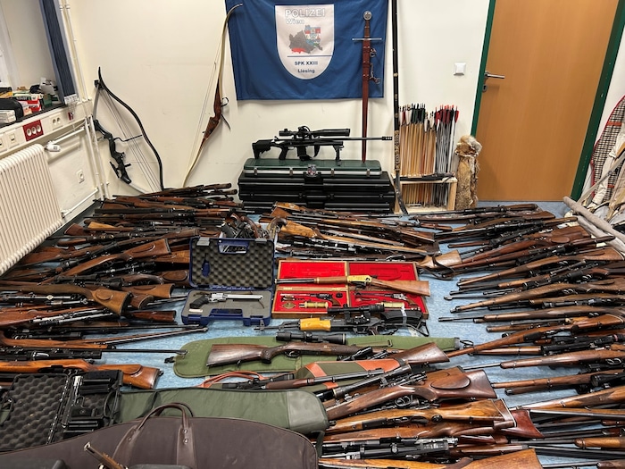 Etwa 200 Stück Langwaffen, mehrere Faustfeuerwaffen, Schwerter, Munition als auch Schwarzpulver hatte der 85-Jährige zu Hause gelagert. 