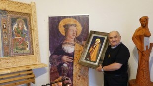 Pfarrer Arnulf Johannes Pichler hat die Renovierung der Kapelle initiiert und selbst ein Mosaik ...