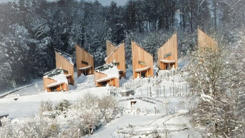 ... or in one of the starry sky chalets. From the bedroom on the top floor you can watch the stars at night, weather permitting. (Bild: IKUNA Naturresort)