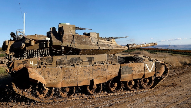 An Israeli Merkava tank on the border with Lebanon (Bild: APA/AFP/Jalaa MAREY)