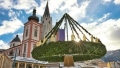 Zwölf Meter beträgt der Durchmesser dieses gigantischen Adventkranzes, der den Hauptplatz von Mariazell ziert. (Bild: Weges)