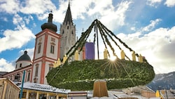 Zwölf Meter beträgt der Durchmesser dieses gigantischen Adventkranzes, der den Hauptplatz von Mariazell ziert. (Bild: Weges)