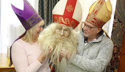 Royston und Gisela Crittall sind längst auch mit dem Krampusvirus infiziert. Fast jedes Jahr reist das Paar extra aus dem fernen Southampton an, um beim Gnigler Lauf mit dabei zu sein. (Bild: Tschepp Markus)