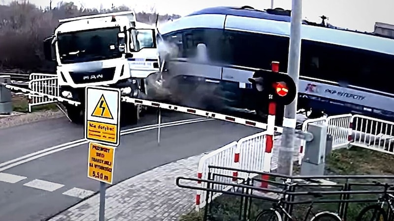 The intercity train hurled the truck off the tracks like a toy. (Bild: kameraOne (Screenshot))