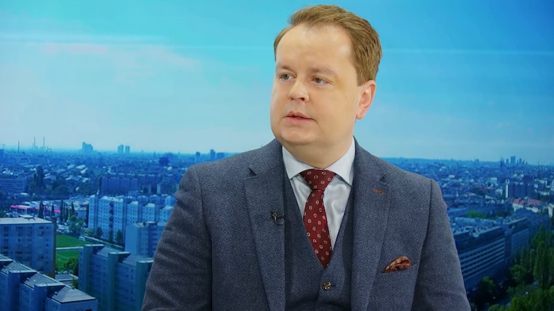 Political analyst and Eastern Europe researcher Alexander Dubowy in the krone.tv talk (Bild: krone.tv)