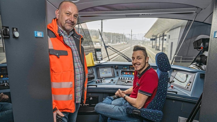 Lokführer Florian Rettensteiner und Michael Reitberger (li.)