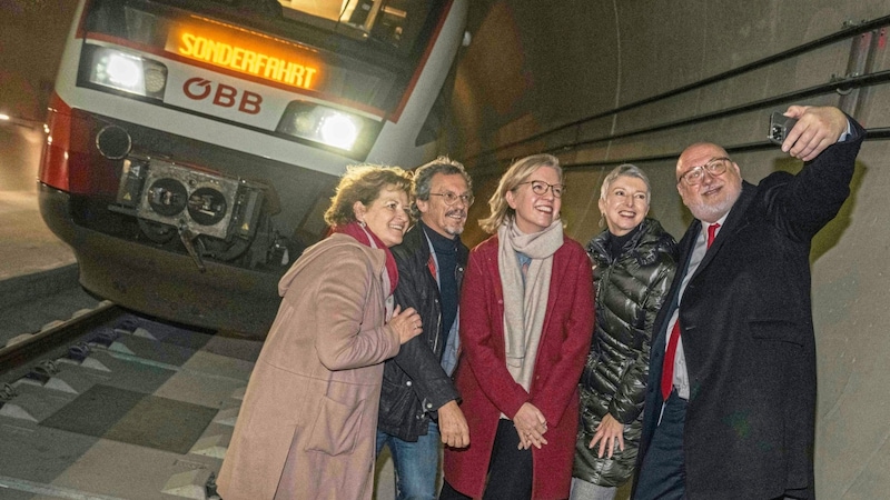 Landesrätin Ursula Lackner, Projektleiter Klaus Schneider, Ministerin Leonore Gewessler, Landeshauptmann-Stv. Gaby Schaunig, ÖBB-CEO Andreas Matthä (Bild: Juergen Fuchs)