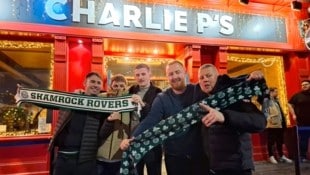 Die Fans der Rovers vor dem bekannten Pub Charlie P‘s (Bild: Mayerhofer)