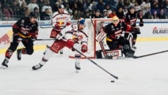 Daheim gegen Vorarlberg setzten sich die Eisbullen um Andrew Rowe und Peter Hochkofler (dahinter) klar durch. (Bild: 2024 EC Red Bull Salzburg)