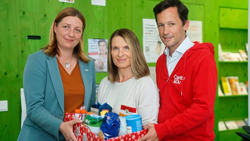 Caritas-Präsidentin Nora Tödtling-Musenbichler, „Krone“-Ombudsfrau Barbara Stöckl und Caritas-Wien-Direktor Klaus Schwertner mit einem Umgekehrten Adventkalender. (Bild: Holl Reinhard/Reinhard Holl)