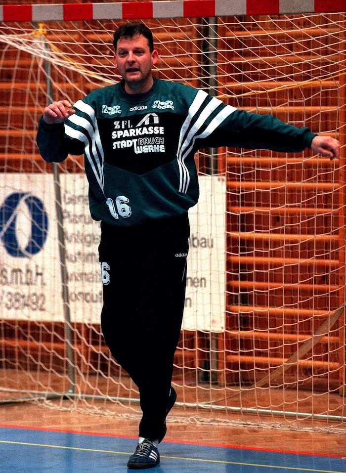 In den 1990er-Jahren hütete noch Klaus Mitterdorfer, Julians Papa, das Handball-Tor in Bruck.