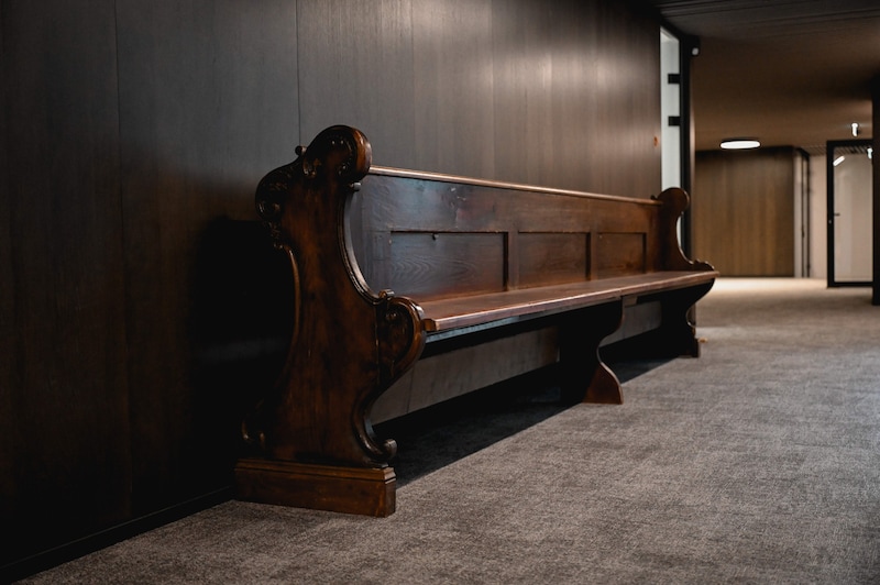 There are several old church pews in the corridors. (Bild: Markus Wenzel)