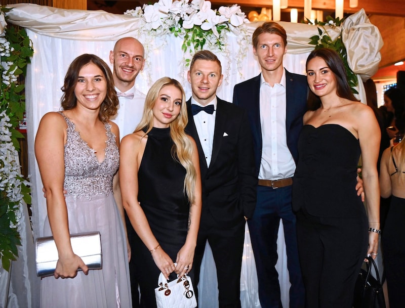 Simon Piesinger (2nd from right) and girlfriend Celine Grebien (right) are having a baby. (Bild: Pessentheiner/f. pessentheiner)