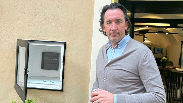 Victim Mitja Einspieler in front of the emptied shop window. (Bild: Klaus Loibnegger)