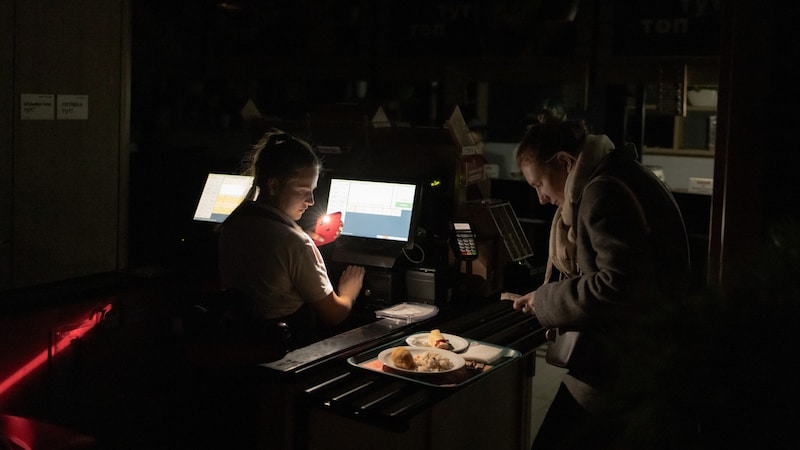 Power outage in a restaurant in Kiev (Bild: Roman Pilipey)