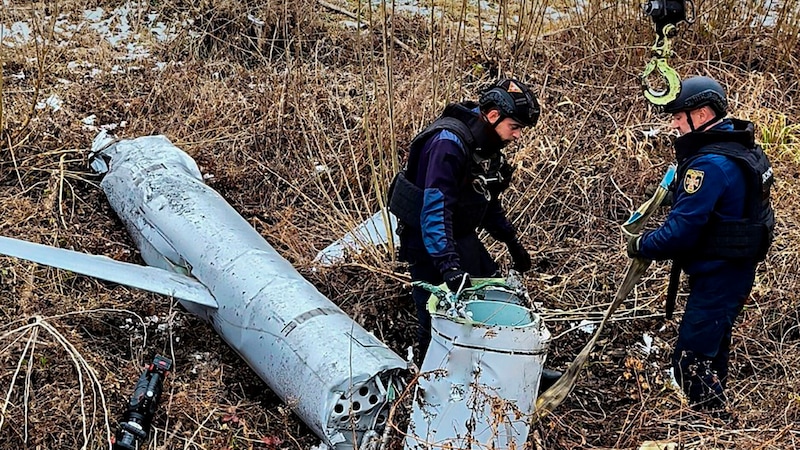 Eine russische Rakete (Bild: AP/Ukrainian Emergency Service)