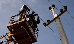 Techniker reparieren eine Stromleitung.