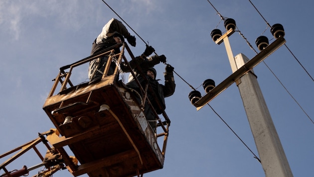 Electrical engineers repair a power line. (Bild: AFP/Florent Vergnes)