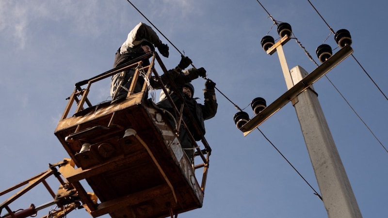 Techniker beim Reparieren einer Stromleitung (Bild: AFP/Florent Vergnes)