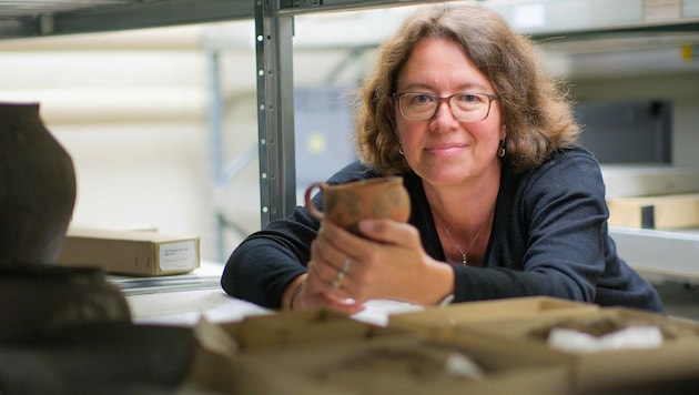 Jutta Leskovar mit einem Tontopf im Sammlungsdepot. (Bild: Einöder Horst/Horst Einöder/Flashpictures)