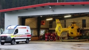 Der Mann musste nach der Erstversorgung in die Innsbrucker Klinik geflogen werden. (Bild: Zoom.Tirol)