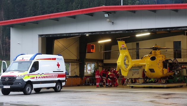 After first aid, the man had to be flown to the hospital in Innsbruck. (Bild: Zoom.Tirol)