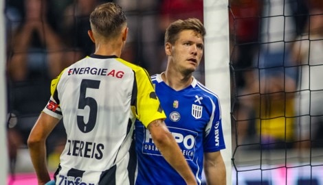 Philipp Ziereis (links) und Torwart Jörg Siebenhandl wurden zu den tragischen Figuren des Spiels.  (Bild: GEPA/GEPA pictures)