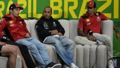 Lewis Hamilton (m.) schnappte Carlos Sainz (r.) das Auto weg, fährt bald im Ferrari-Team um Charles Leclerc (li.) um Punkte. (Bild: AFP/APA/Nelson ALMEIDA)