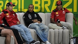 Lewis Hamilton (m.) schnappte Carlos Sainz (r.) das Auto weg, fährt bald im Ferrari-Team um Charles Leclerc (li.) um Punkte. (Bild: AFP/APA/Nelson ALMEIDA)