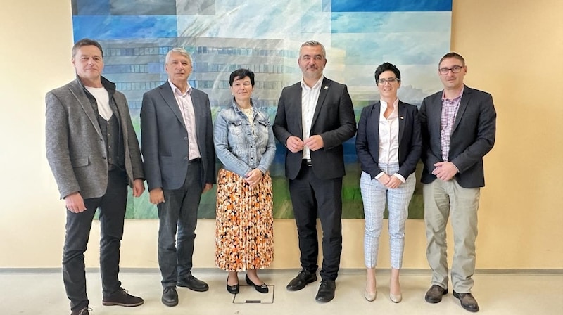 Anton Beretzki (Sport Burgenland GmbH), Mayor Vinzenz Knor (SPÖ), Doris Kirchhofer (LIB), LR Heinrich Dorner, LIB Managing Director Jutta Benedek, Hannes Lackner (LIB). (Bild: Schulter Christian)